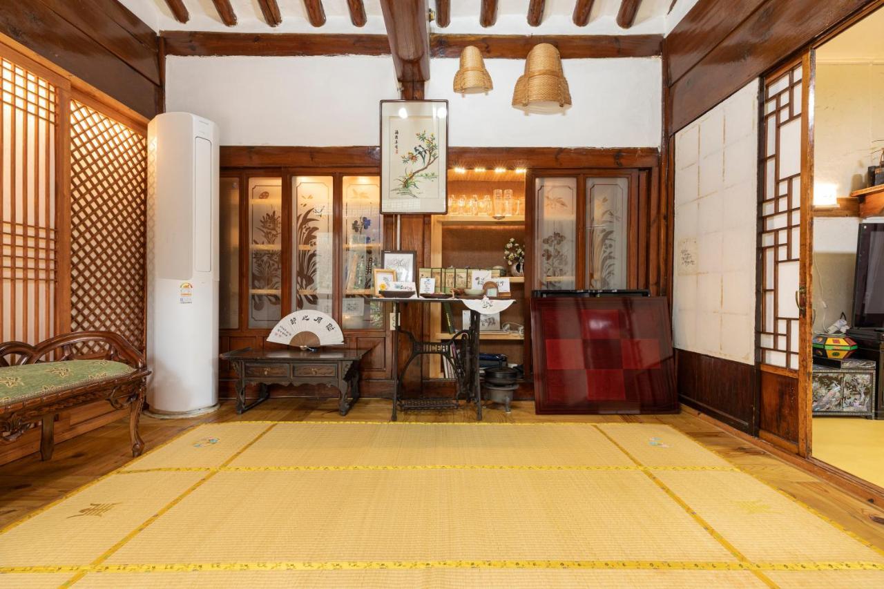 Dongmyo Hanok Sihwadang - Private Korean Style House In The City Center With A Beautiful Garden Szöul Kültér fotó